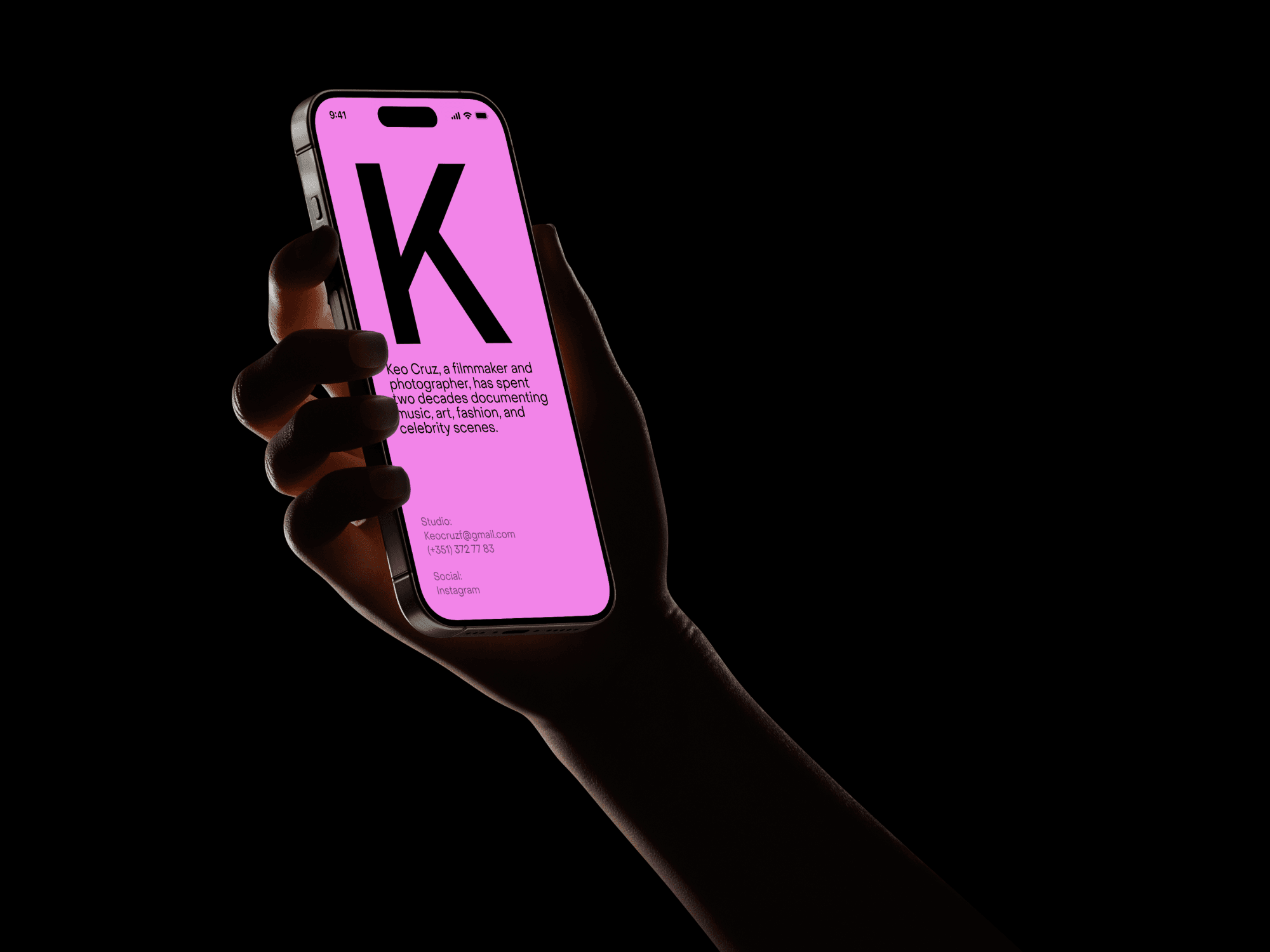 Person gripping a smartphone with a relaxed hold